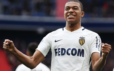 华体会电竞热评-内马尔参加活动亲民