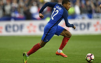 华体会电竞精华-弗罗伊勒赛后与球迷合影